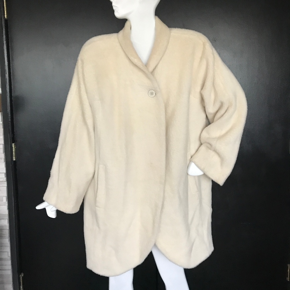 STUNNING Marisa Minicucci Alpaca White Coat